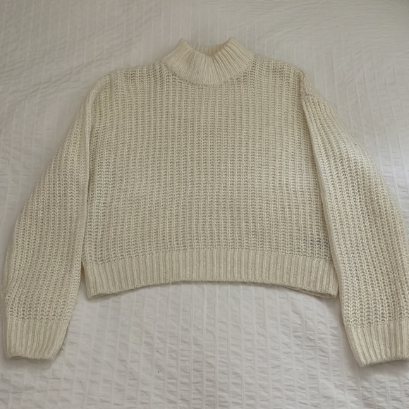 Divided soft acrylic crop sweater - Picture 5 of 7